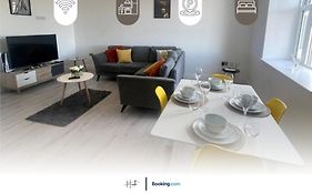 2 Bedroom Flat By Hush Haven Homes Short Lets And Serviced Accommodation Centrally Located Ideal For Contractors